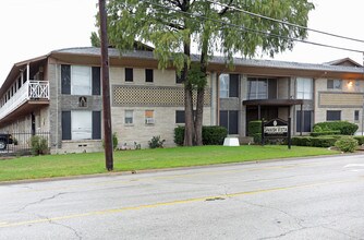Spanish Vista Apartments in Grand Prairie, TX - Foto de edificio - Building Photo