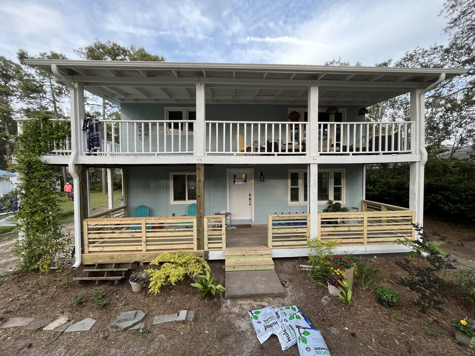 302 Norton St, Unit Guest House Apartment in Oak Island, NC - Building Photo