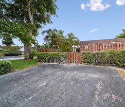 4949 E Lakes Dr in Pompano Beach, FL - Foto de edificio - Building Photo