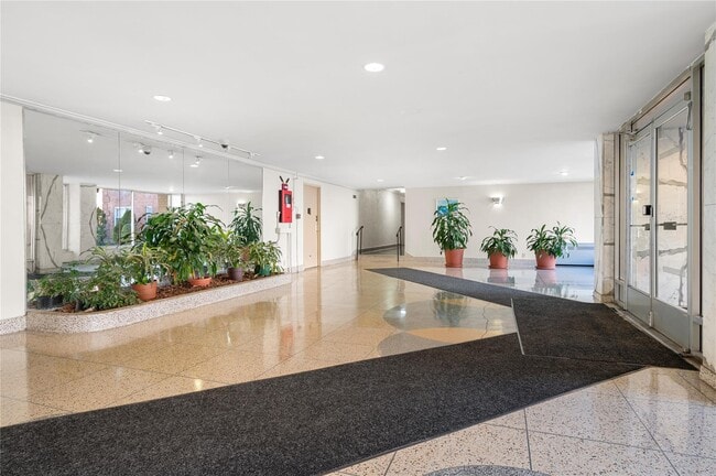 3 Sadore Ln in Yonkers, NY - Building Photo - Building Photo