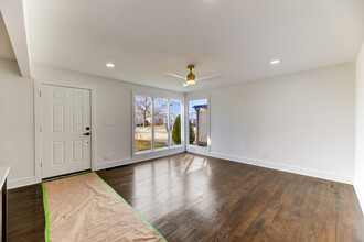 4660 W 83rd St in Chicago, IL - Building Photo - Building Photo