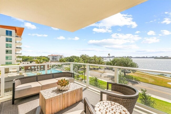 1020 Sunset Point Rd in Clearwater, FL - Building Photo - Building Photo