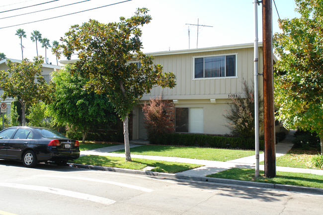 1011 N Louise St in Glendale, CA - Foto de edificio - Building Photo