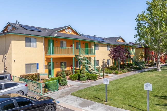 Golden Sands Apartments in Victorville, CA - Building Photo - Building Photo