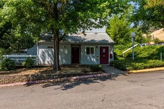 721 SE Meadowlark Ave in Myrtle Creek, OR - Foto de edificio - Building Photo
