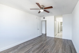 Suncoast Place Apartments in North Miami Beach, FL - Foto de edificio - Interior Photo