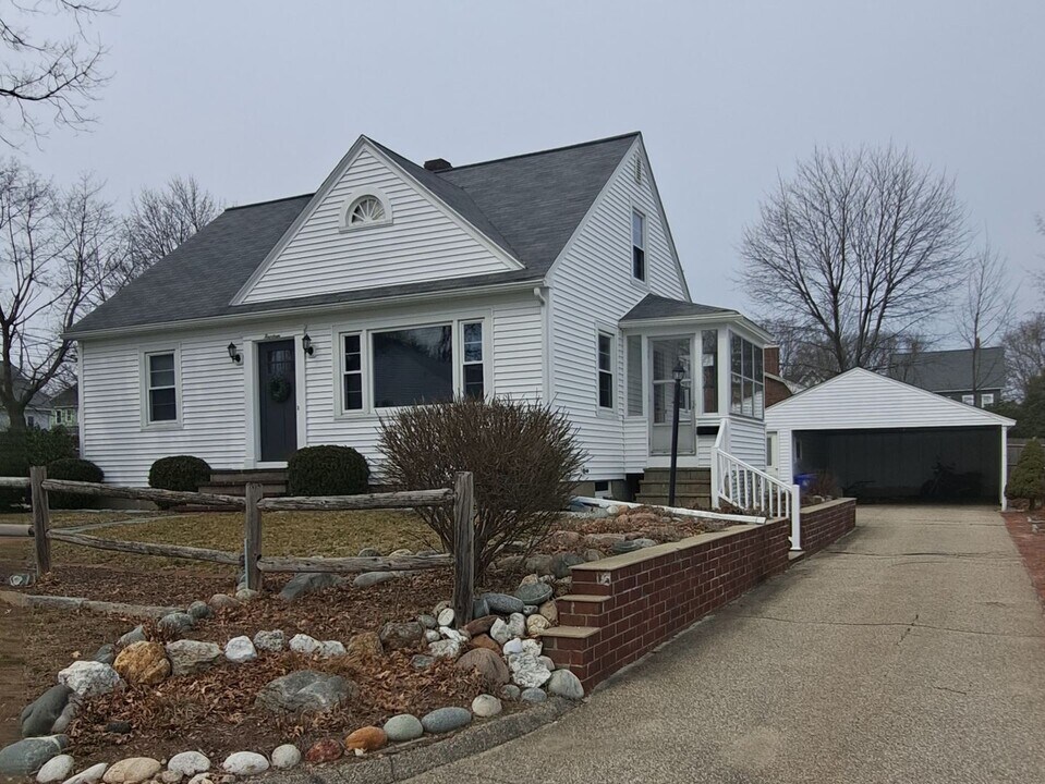 14 Glendale Ave in Manchester, NH - Building Photo