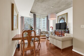 5925 Almeda Rd in Houston, TX - Foto de edificio - Building Photo