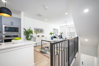 719 E Locust St in San Antonio, TX - Building Photo - Building Photo