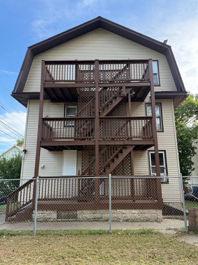 330 Hollister St in Stratford, CT - Building Photo - Building Photo