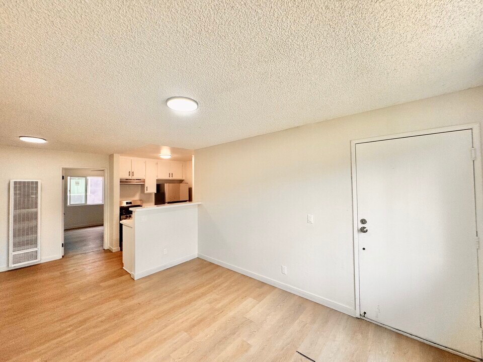 607 W 82nd St in Los Angeles, CA - Building Photo