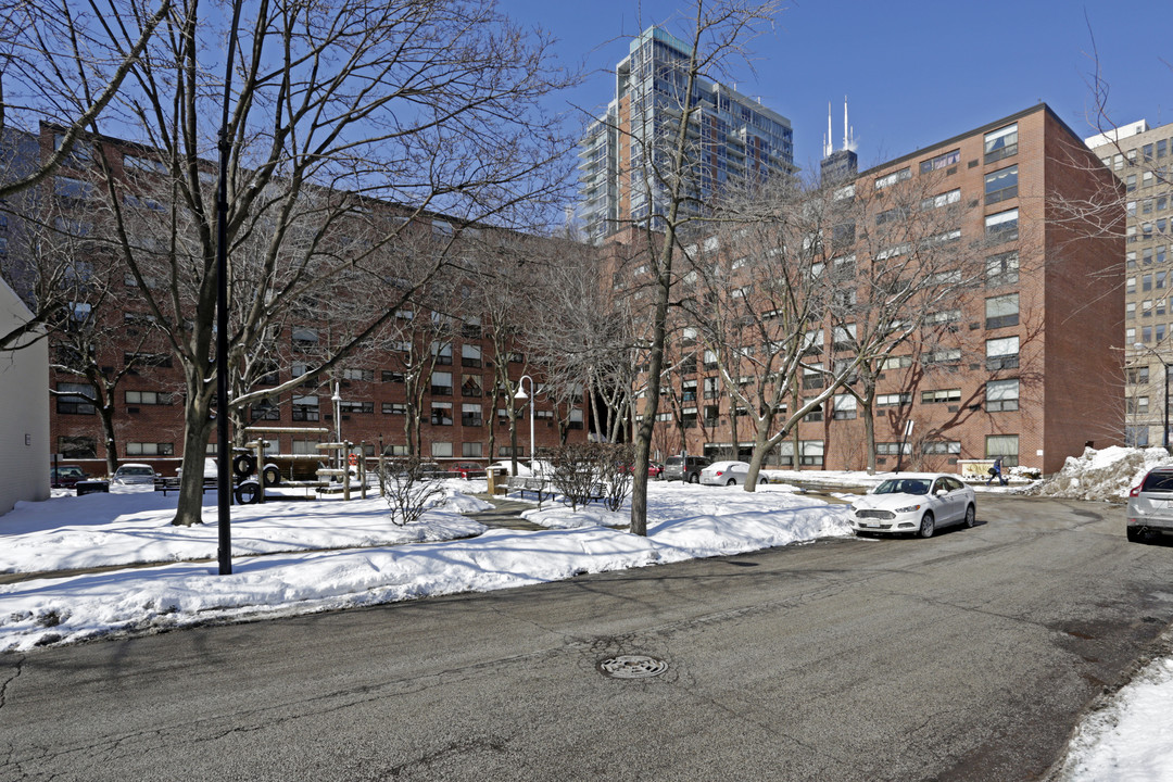 Oaks Dearborn Park in Chicago, IL - Foto de edificio