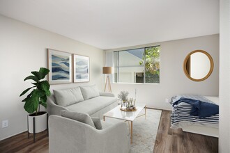 Windward Village Apartments in Venice, CA - Building Photo - Building Photo