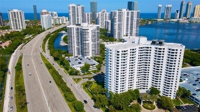 3300 NE 192 St in Aventura, FL - Foto de edificio - Building Photo