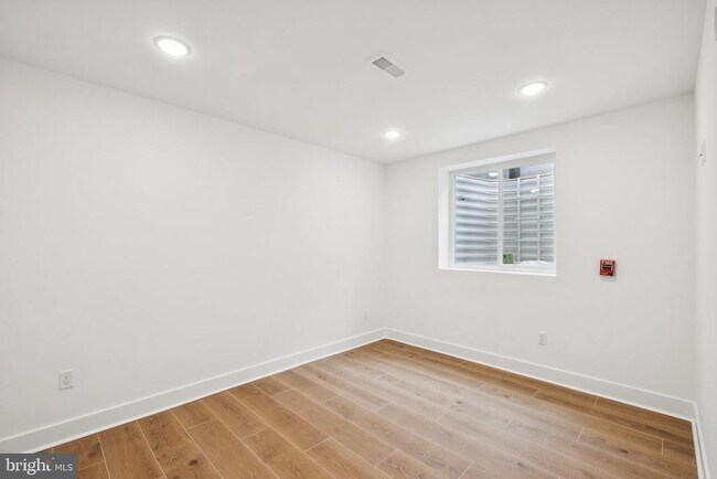 5034 Florence Ave in Philadelphia, PA - Building Photo - Building Photo