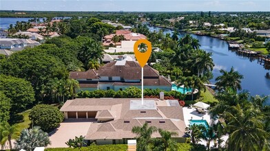 950 Galleon Dr in Naples, FL - Foto de edificio - Building Photo