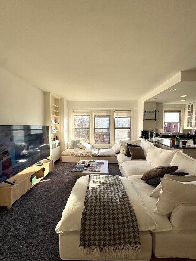 2500 Q St NW, Unit 322 in Washington, DC - Foto de edificio - Building Photo