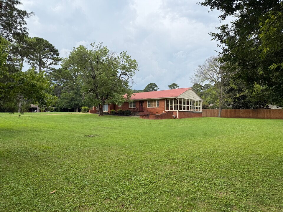 7105 Whitesburg Dr SE in Huntsville, AL - Building Photo