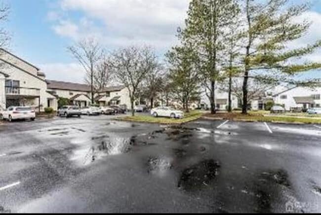 208 Woodbridge Commons Way in Woodbridge Township, NJ - Foto de edificio - Building Photo