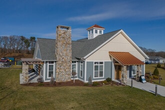 The Christine Apartments in Riverside, RI - Foto de edificio - Building Photo