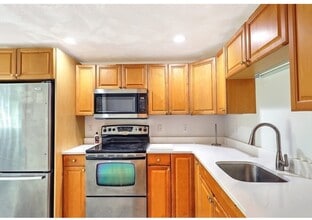 103 Walnut St, Unit Studio B in Mansfield, MA - Building Photo - Building Photo