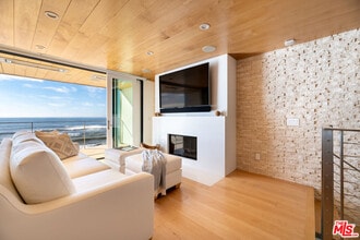 11950 S Beach Club Way in Malibu, CA - Building Photo - Building Photo
