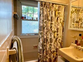 49 Bridges Ave, Unit 49 in Newton, MA - Foto de edificio - Building Photo