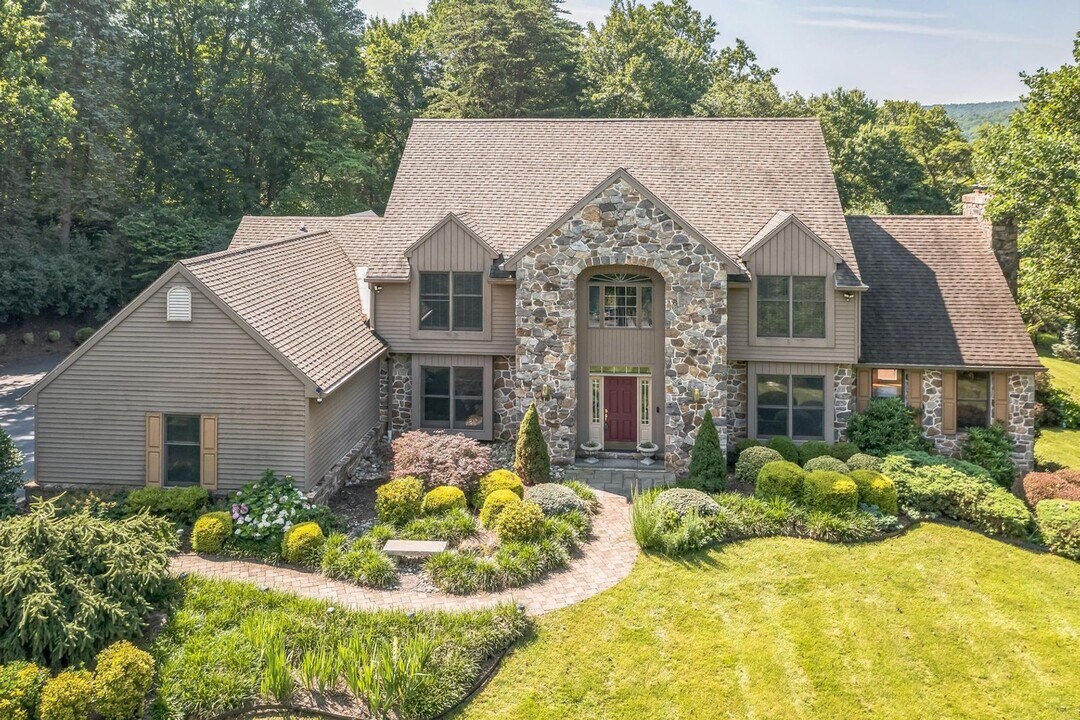 1720 Honeysuckle Ln in Pottstown, PA - Building Photo