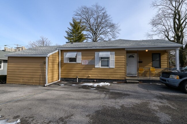 409 S Swain Ave in Bloomington, IN - Foto de edificio - Building Photo