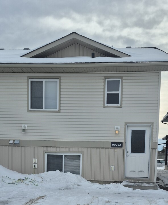 9022 A-90292 92 Ave in Grande Prairie, AB - Building Photo