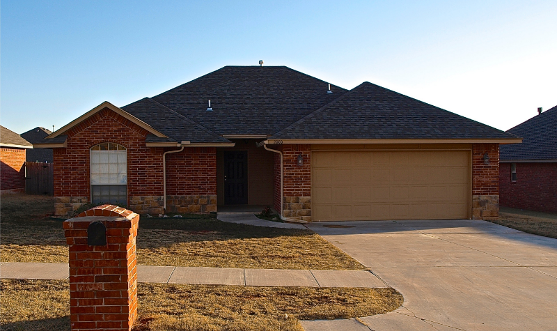 2000 NE 32nd St in Moore, OK - Foto de edificio