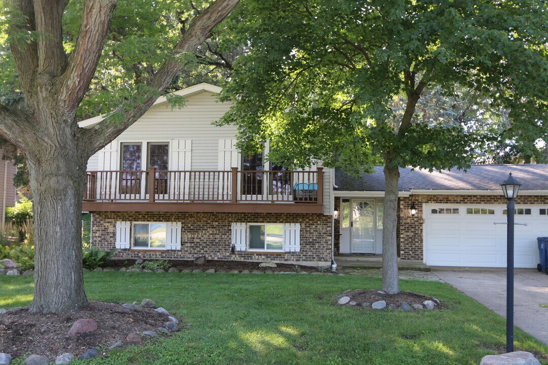 1401 Hillside Ln in McHenry, IL - Foto de edificio