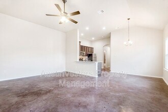 118 Samuel Dr in Mustang Ridge, TX - Foto de edificio - Building Photo