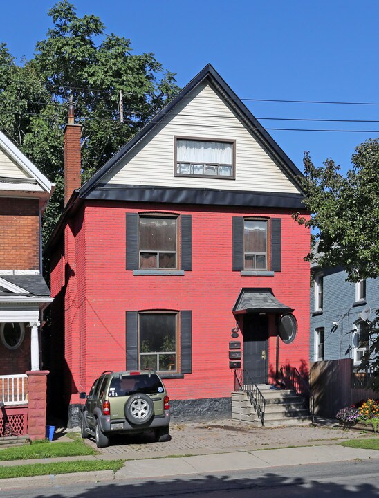 14 Sherman Ave S in Hamilton, ON - Building Photo