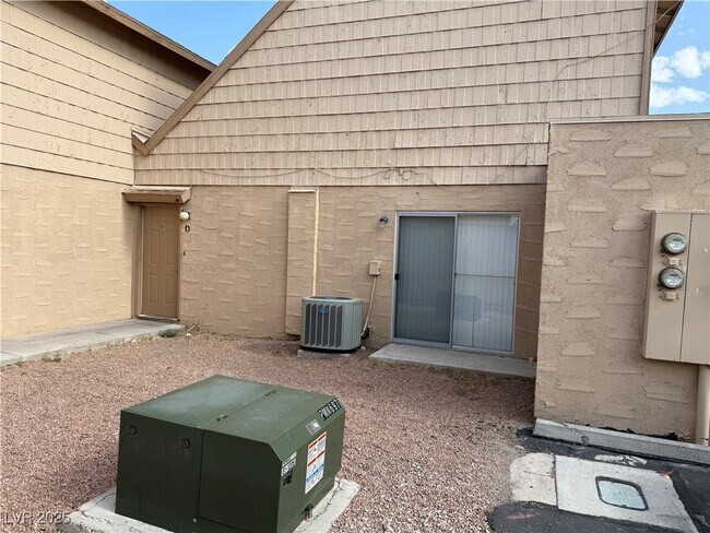 5246 Golden Ln in Las Vegas, NV - Building Photo - Building Photo