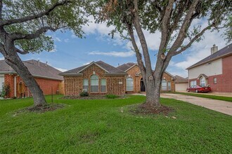 311 N Esplanade Ln in Stafford, TX - Foto de edificio - Building Photo