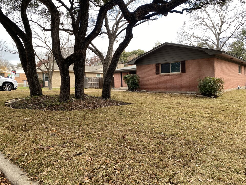 8730 Panther Dr in Waco, TX - Building Photo