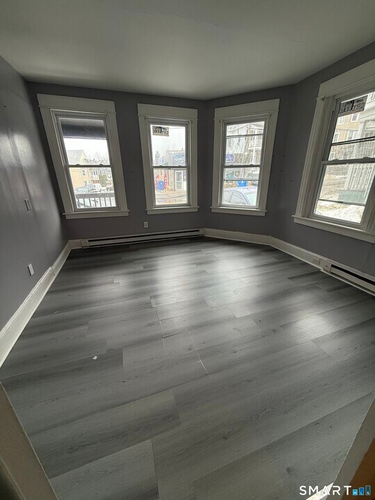 28 Hill St in Waterbury, CT - Building Photo