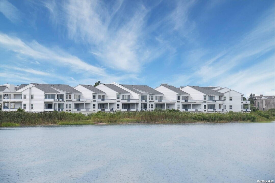 260 Dune Rd in Westhampton Beach, NY - Building Photo