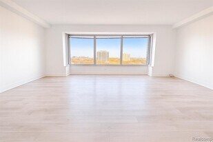 1300 E Lafayette St in Detroit, MI - Building Photo