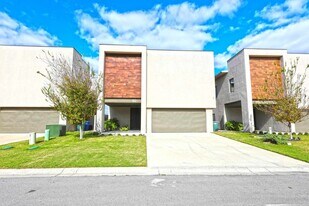 7219 Rocio Dr, Unit 10 in Laredo, TX - Building Photo