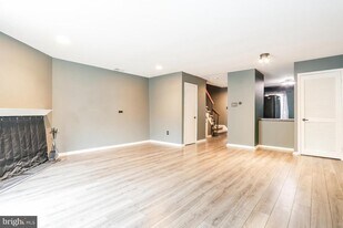 94 Teal Ct in East Windsor, NJ - Building Photo