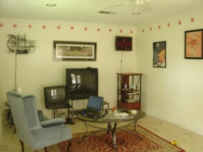 8610 Bob White Dr in Houston, TX - Foto de edificio - Building Photo