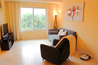 523 Villa Cir in Boynton Beach, FL - Building Photo - Building Photo