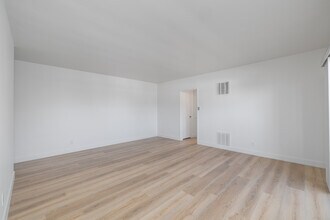 343 Palos Verdes in Redondo Beach, CA - Building Photo - Interior Photo
