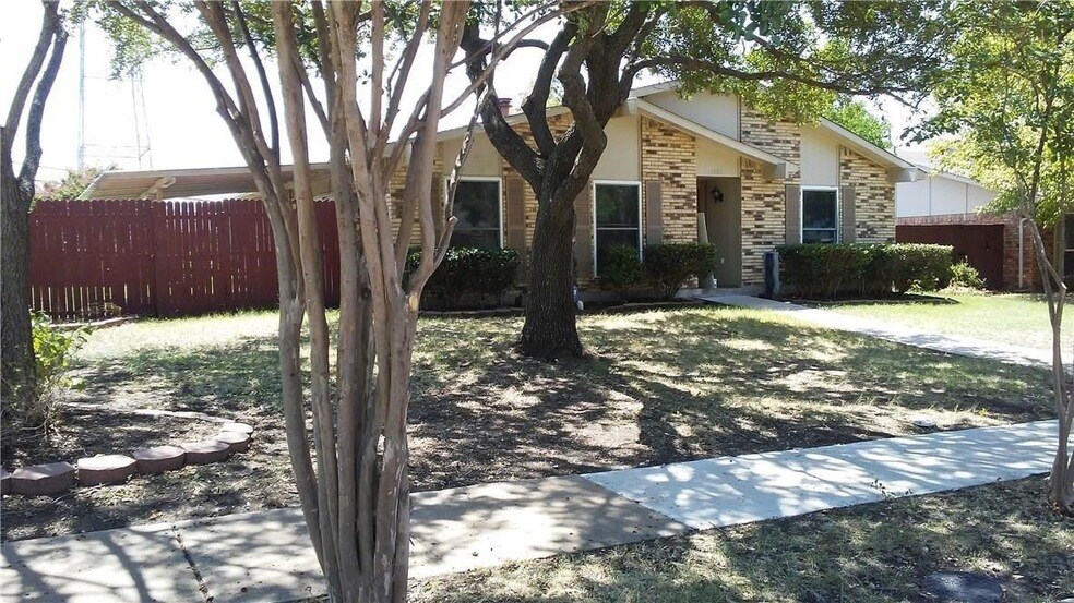 1900 Apple Valley Rd in Plano, TX - Building Photo