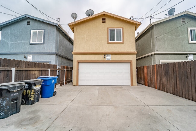 1309 E Pacific Coast Hwy, Unit 1309 1-2 in Wilmington, CA - Foto de edificio - Building Photo