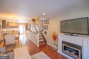 140 Mercy St in Philadelphia, PA - Building Photo