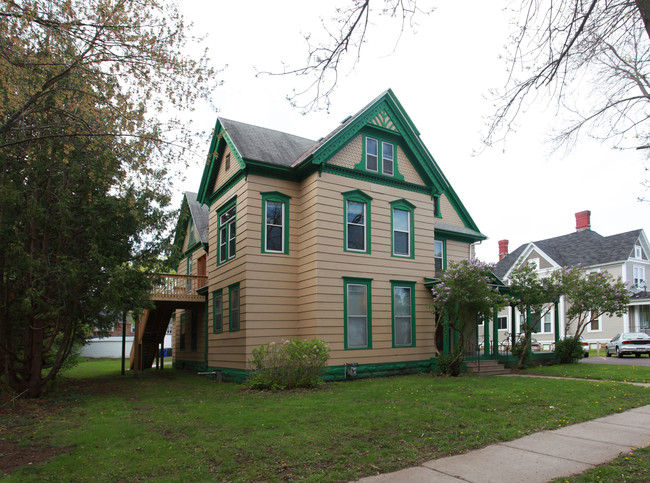 1218 Graham Ave in Eau Claire, WI - Foto de edificio - Building Photo