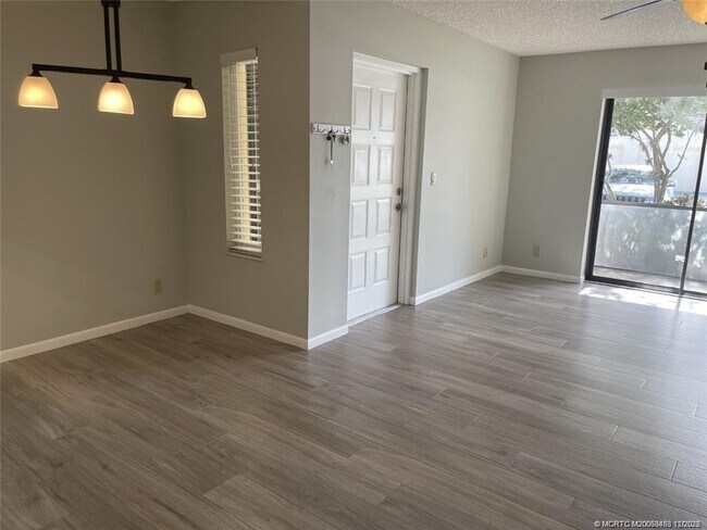 2114 SW Silver Pine Way in Palm City, FL - Building Photo - Building Photo